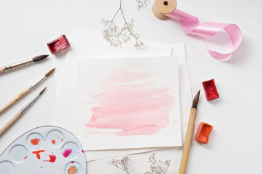 Suluboya ve beyaz arka plan, fırçalar. 