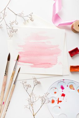 Suluboya ve beyaz arka plan, fırçalar. 