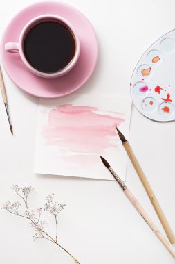 Suluboya resimler, palet ve beyaz, fırça ile çalışma alanı 