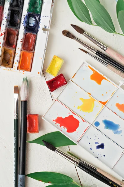 suluboya palet anr diğer araçları ile ressam işyeri