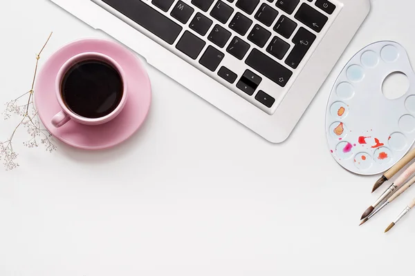 Espacio de trabajo con acuarelas, paleta y pincel en blanco — Foto de Stock