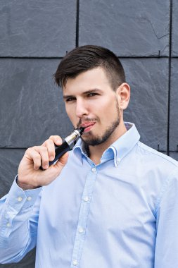 Yakışıklı genç sigara elektronik sigara