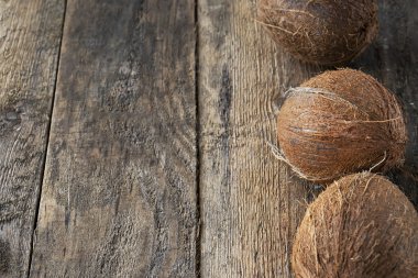 ahşap masa üzerinde üç hindistancevizi