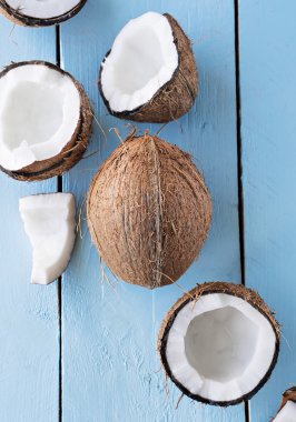 Mavi ahşap masa üzerinde taze hindistancevizi