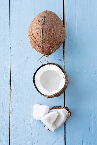 Ferske kokosnøtter på blått trebord – stockfoto