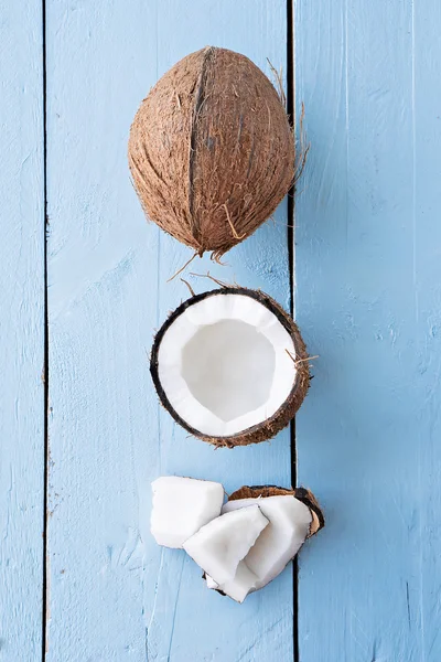 Frische Kokosnüsse auf blauem Holztisch — Stockfoto