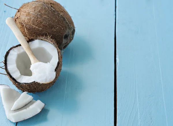 Kokosové ořechy, kokosový olej na stole — Stock fotografie