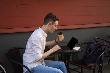 Lifestyle tema. korku veren adam Café'de çalışma