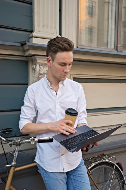 Lifestyle tema. korku veren adam laptop çalışma