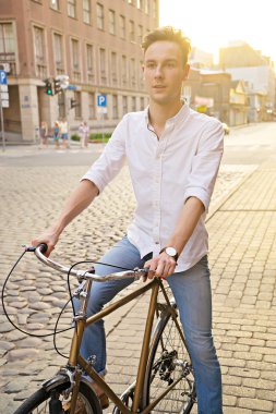 Lifestyle tema. bisikleti ile korku veren adam