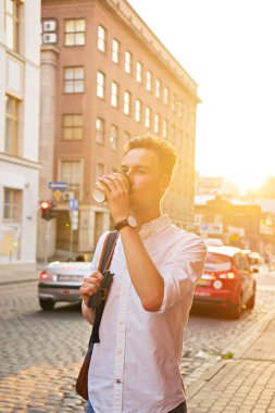 Lifestyle tema. kahve ile korku veren adam