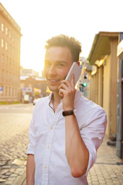 Telefonda Konuşan Adam