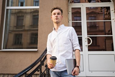 Bir fincan kahveli adam.