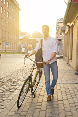 bisikleti ile çekici bir adam 