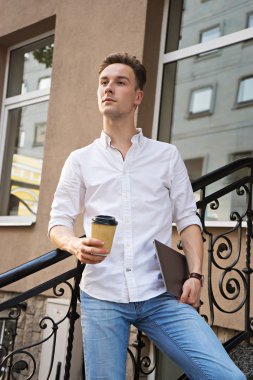 Bir fincan kahveli adam.