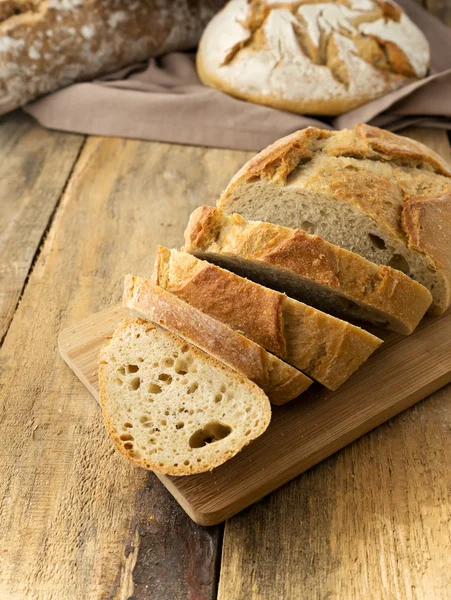 Нарізаний сільський хліб — стокове фото