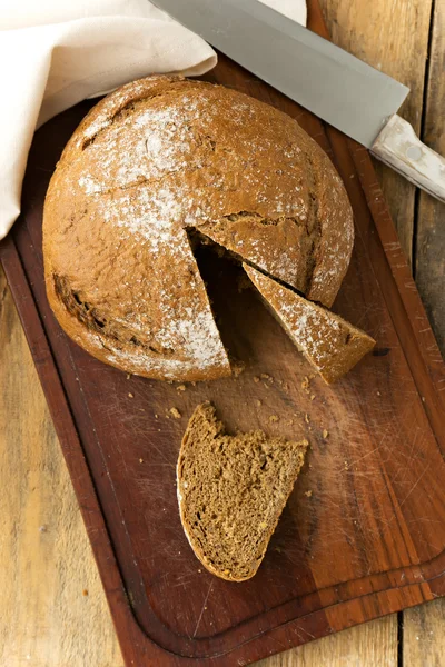 소박한 빵을 슬라이스 — 스톡 사진