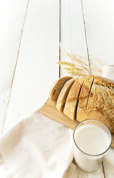 Pan con vaso de leche —  Fotos de Stock