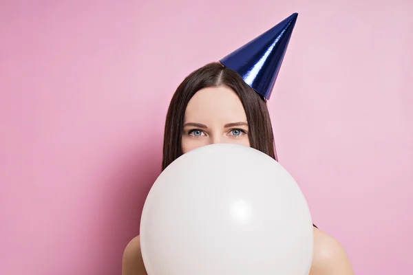 Brünette mit weißem Luftballon — Stockfoto