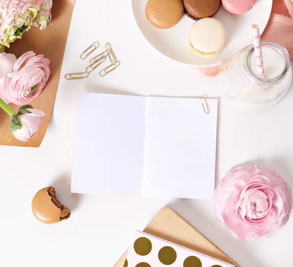 Blommor med brev och kuvert — Stockfoto