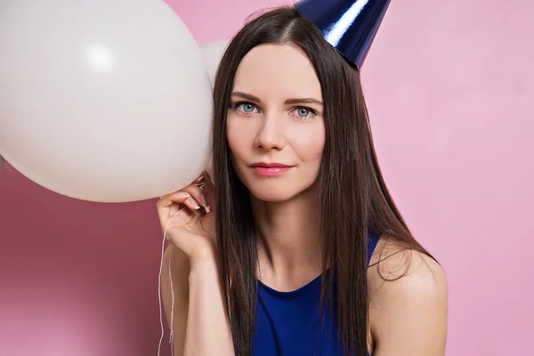 Brünette mit weißen Luftballons — Stockfoto