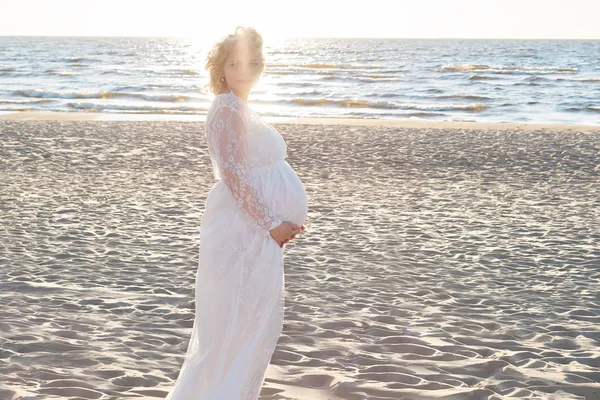 Bela feliz jovem grávida mulher ao ar livre — Fotografia de Stock