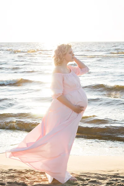 Bela feliz jovem grávida mulher ao ar livre — Fotografia de Stock