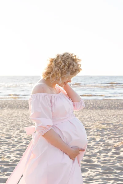 Mulher grávida posando ao ar livre — Fotografia de Stock
