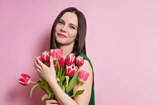Mulher posando com tulipas — Fotografia de Stock