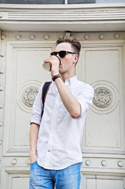 Bir fincan kahveli adam.