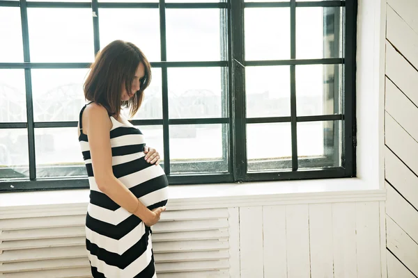 Gravid kvinna i klänning — Stockfoto