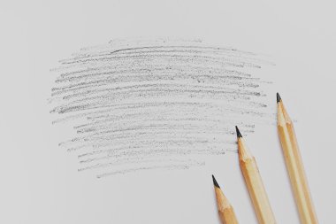 Beyaz masada üç kurşun kalemler