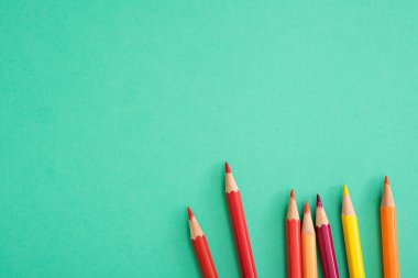 Yeşil tablo üzerinde renkli kalemler