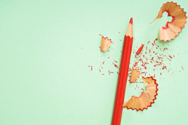 Yeşil tablo üzerinde renkli kalemler