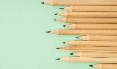 Yeşil tablo üzerinde birçok kalemler