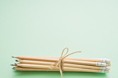 Yeşil tablo üzerinde birçok kalemler