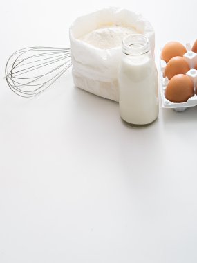 malzemeler ve mutfak araçları masada yemek