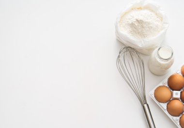 malzemeler ve mutfak araçları masada yemek