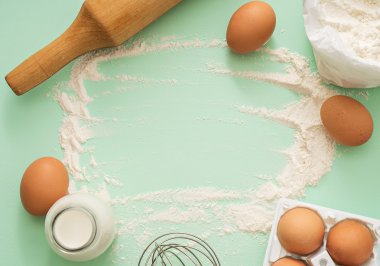 malzemeler ve mutfak araçları masada yemek