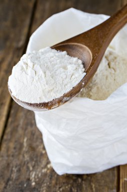 ahşap masa üstünde tahta kaşık un