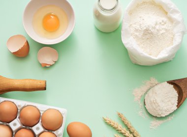 malzemeler ve mutfak araçları masada yemek