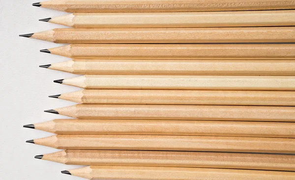 Багато олівців на білому столі — стокове фото