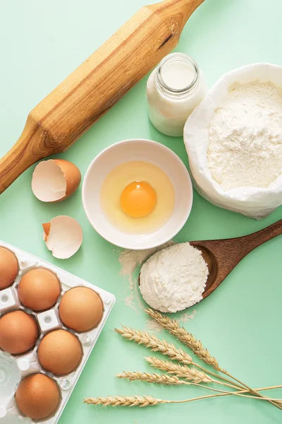 Ingredienti di cottura e utensili da cucina in tavola — Foto Stock