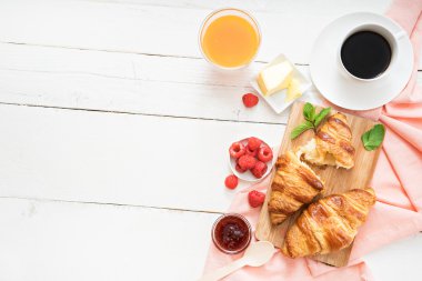 Kahvaltı croissants ve çilek ile