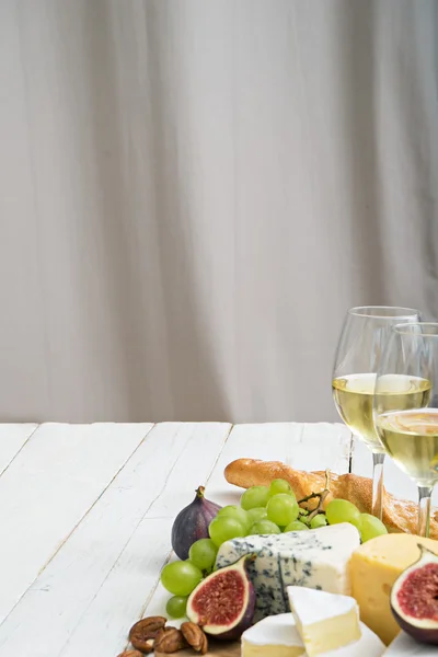 Dois copos com vinho branco — Fotografia de Stock