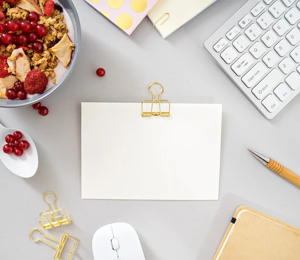 Desayuno saludable en el lugar de trabajo — Foto de Stock