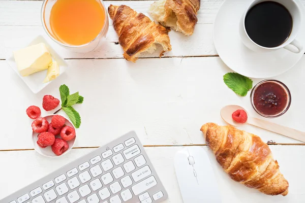 Croissanty a kávu na pracovišti — Stock fotografie