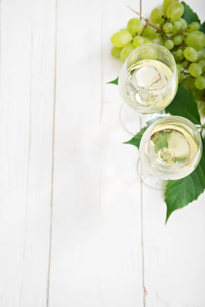 Deux verres de vin au raisin vert — Photo