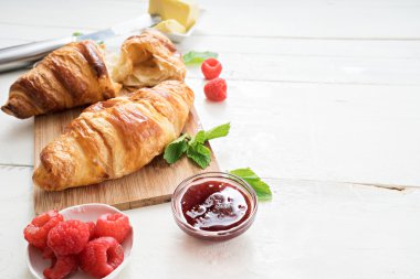 Kahvaltı croissants ve çilek ile