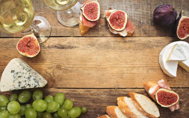 bardak beyaz şarap ve sandviç